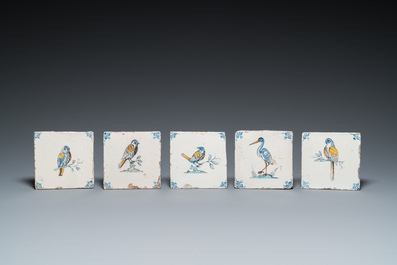 Negen polychrome Delftse tegels met vogels, 17e eeuw