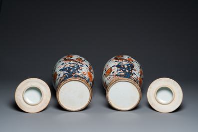 Paire de grands vases couverts en porcelaine de Chine de style Imari, Kangxi