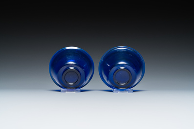 Paire de bols en verre bleu de P&eacute;kin, Chine, 18/19&egrave;me