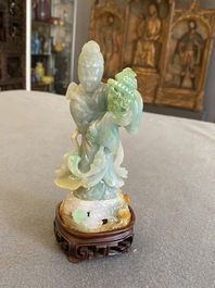 Een Chinese jade sculptuur van een dame op houten sokkel, Qing