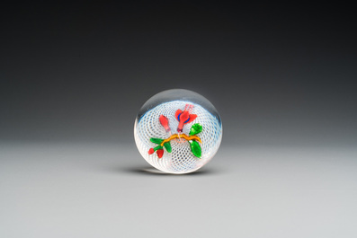 Presse-papier en verre &agrave; d&eacute;cor de fuchsia sur fond latticinio, Saint Louis, ca. 1850