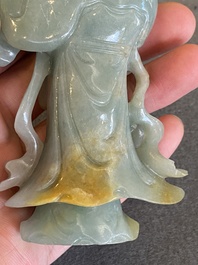 Een Chinese jade sculptuur van een dame op houten sokkel, Qing