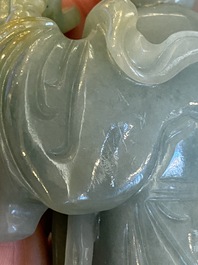 Een Chinese jade sculptuur van een dame op houten sokkel, Qing