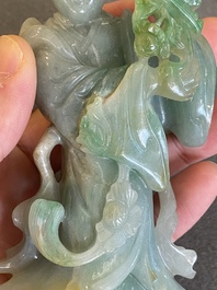 Een Chinese jade sculptuur van een dame op houten sokkel, Qing
