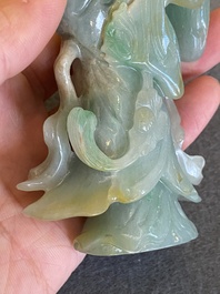 Een Chinese jade sculptuur van een dame op houten sokkel, Qing
