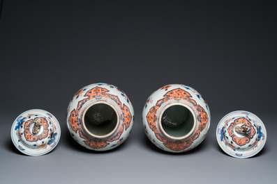 Paire de grands vases couverts en porcelaine de Chine de style Imari, Kangxi