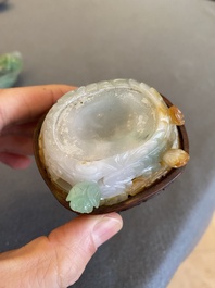 Een Chinese jade sculptuur van een dame op houten sokkel, Qing