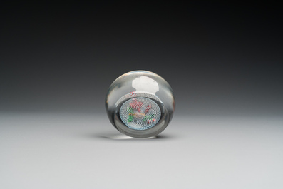 Presse-papier en verre &agrave; d&eacute;cor de fuchsia sur fond latticinio, Saint Louis, ca. 1850