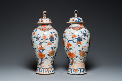 Paire de grands vases couverts en porcelaine de Chine de style Imari, Kangxi