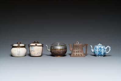 Deux pipes &agrave; eau en porcelaine de Vietnam et trois th&eacute;i&egrave;res chinoises en bleu et blanc, gr&egrave;s de Yixing et noix de coco, Kangxi et post&eacute;rieur