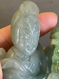 Een Chinese jade sculptuur van een dame op houten sokkel, Qing