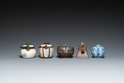 Deux pipes &agrave; eau en porcelaine de Vietnam et trois th&eacute;i&egrave;res chinoises en bleu et blanc, gr&egrave;s de Yixing et noix de coco, Kangxi et post&eacute;rieur
