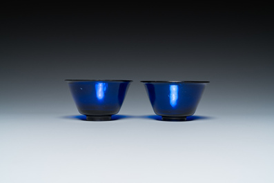Paire de bols en verre bleu de P&eacute;kin, Chine, 18/19&egrave;me