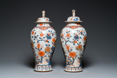 Paire de grands vases couverts en porcelaine de Chine de style Imari, Kangxi