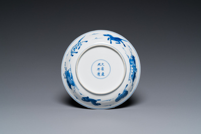 Een Chinees blauw-wit 'Paarden van Mu Wang' bord, Kangxi merk en periode