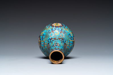 Vase de forme bouteille en &eacute;maux cloisonn&eacute;s, marque et peut-&ecirc;tre &eacute;poque de Qianlong