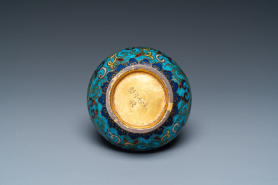 Vase de forme bouteille en &eacute;maux cloisonn&eacute;s, marque et peut-&ecirc;tre &eacute;poque de Qianlong