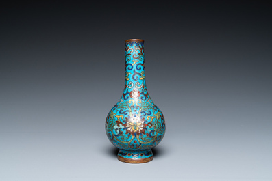 Vase de forme bouteille en &eacute;maux cloisonn&eacute;s, marque et peut-&ecirc;tre &eacute;poque de Qianlong