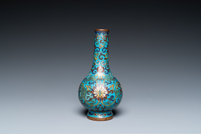 Vase de forme bouteille en &eacute;maux cloisonn&eacute;s, marque et peut-&ecirc;tre &eacute;poque de Qianlong