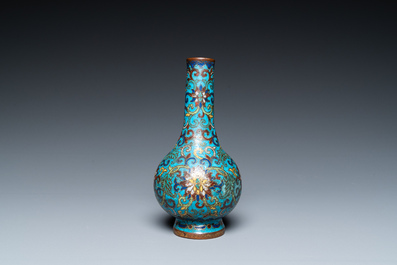 Vase de forme bouteille en &eacute;maux cloisonn&eacute;s, marque et peut-&ecirc;tre &eacute;poque de Qianlong