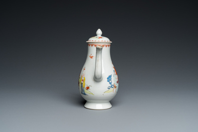 Verseuse couverte en porcelaine de Chine famille rose &agrave; sujet mandarin, Qianlong