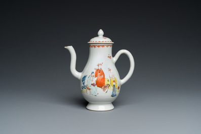 Verseuse couverte en porcelaine de Chine famille rose &agrave; sujet mandarin, Qianlong