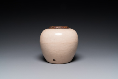 Jarre en gr&egrave;s porcelaineux de type Cizhou &agrave; d&eacute;cor floral en noir et rouge, Chine, Ming