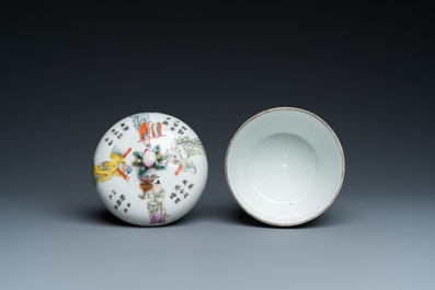 Bol couvert en porcelaine de Chine Wu Shuang Pu, marque de Qianlong, R&eacute;publique