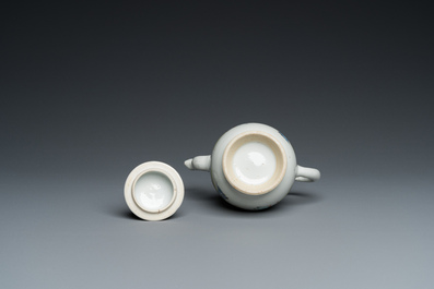 Verseuse couverte en porcelaine de Chine famille rose &agrave; sujet mandarin, Qianlong