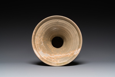 Vase de type yueyao &agrave; bouche &eacute;vas&eacute;e, Chine, probablement Tang
