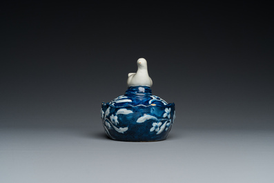 Een ongewone blauw-witte Delftse botervloot met een gans, 18e eeuw
