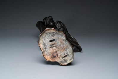 A large Japanese bronze okimono of a musician, Shinpūsei 森風聲作 mark, Meiji, 19th C.