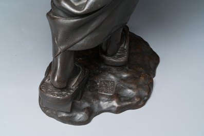 A large Japanese bronze okimono of a musician, Shinpūsei 森風聲作 mark, Meiji, 19th C.