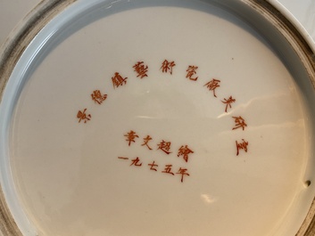 Cinq plats en porcelaine de Chine &agrave; d&eacute;cor de la R&eacute;volution Culturelle, sign&eacute;s Wu Kang 吳康, Zhang Wenchao 章文超 et Zhao Huimin 趙惠民, dat&eacute;s '72 et '75