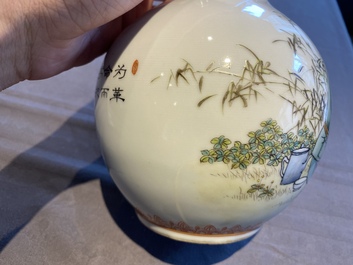Vier Chinese vazen met Culturele Revolutie decor van boeren en kinderen, Zhong Guo Jing De Zhen Zhi 中國景德鎮製 merk, 20e eeuw