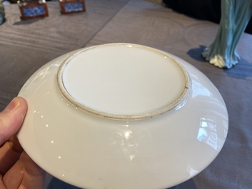 Cinq plats en porcelaine de Chine &agrave; d&eacute;cor de la R&eacute;volution Culturelle, sign&eacute;s Wu Kang 吳康, Zhang Wenchao 章文超 et Zhao Huimin 趙惠民, dat&eacute;s '72 et '75