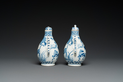 Een paar Chinese blauw-witte dekselkannen met de twaalf dieren uit de Chinese dierenriem, mogelijk voor de Vietnamese markt, 19e eeuw