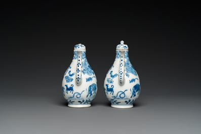 Een paar Chinese blauw-witte dekselkannen met de twaalf dieren uit de Chinese dierenriem, mogelijk voor de Vietnamese markt, 19e eeuw