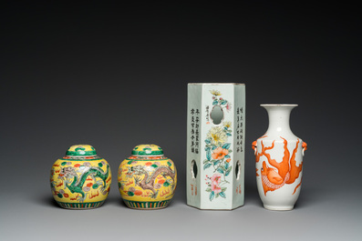 Une paire de pots couverts aux dragons, un vase aux poissons rouges et un porte-chapeau en qianjiang cai, Chine, 19/20&egrave;me