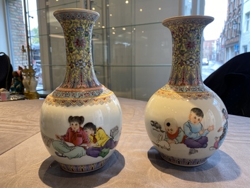 Vier Chinese vazen met Culturele Revolutie decor van landbouwers en kinderen, Zhong Guo Jing De Zhen Zhi 中國景德鎮製 merk