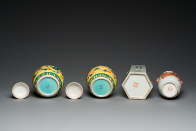 Une paire de pots couverts aux dragons, un vase aux poissons rouges et un porte-chapeau en qianjiang cai, Chine, 19/20&egrave;me