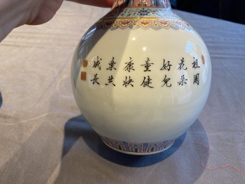 Vier Chinese vazen met Culturele Revolutie decor van landbouwers en kinderen, Zhong Guo Jing De Zhen Zhi 中國景德鎮製 merk