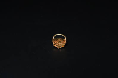 Une bague, une paire de boucles d'oreilles et un pendentif en or, Inde, d&eacute;but du 20&egrave;me