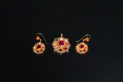Une bague, une paire de boucles d'oreilles et un pendentif en or, Inde, d&eacute;but du 20&egrave;me