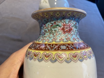 Vier Chinese vazen met Culturele Revolutie decor van boeren en kinderen, Zhong Guo Jing De Zhen Zhi 中國景德鎮製 merk, 20e eeuw