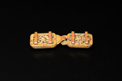 A Chinese agate-mounted gilt bronze belt buckle, late Ming/early Qing