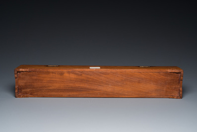 Rare pipe &agrave; opium en porcelaine de Chine moul&eacute;e dans le style de Wang Bing Rong dans sa bo&icirc;te en bois, fin du 19&egrave;me
