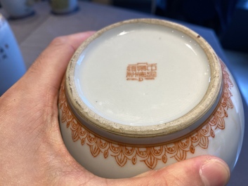 Vier Chinese vazen met Culturele Revolutie decor van boeren en kinderen, Zhong Guo Jing De Zhen Zhi 中國景德鎮製 merk, 20e eeuw