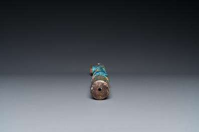 Rare pipe &agrave; opium en porcelaine de Chine moul&eacute;e dans le style de Wang Bing Rong dans sa bo&icirc;te en bois, fin du 19&egrave;me