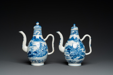 Twee Chinese blauw-witte dekselkannen met landschappen, mogelijk voor de Vietnamese markt, 19e eeuw